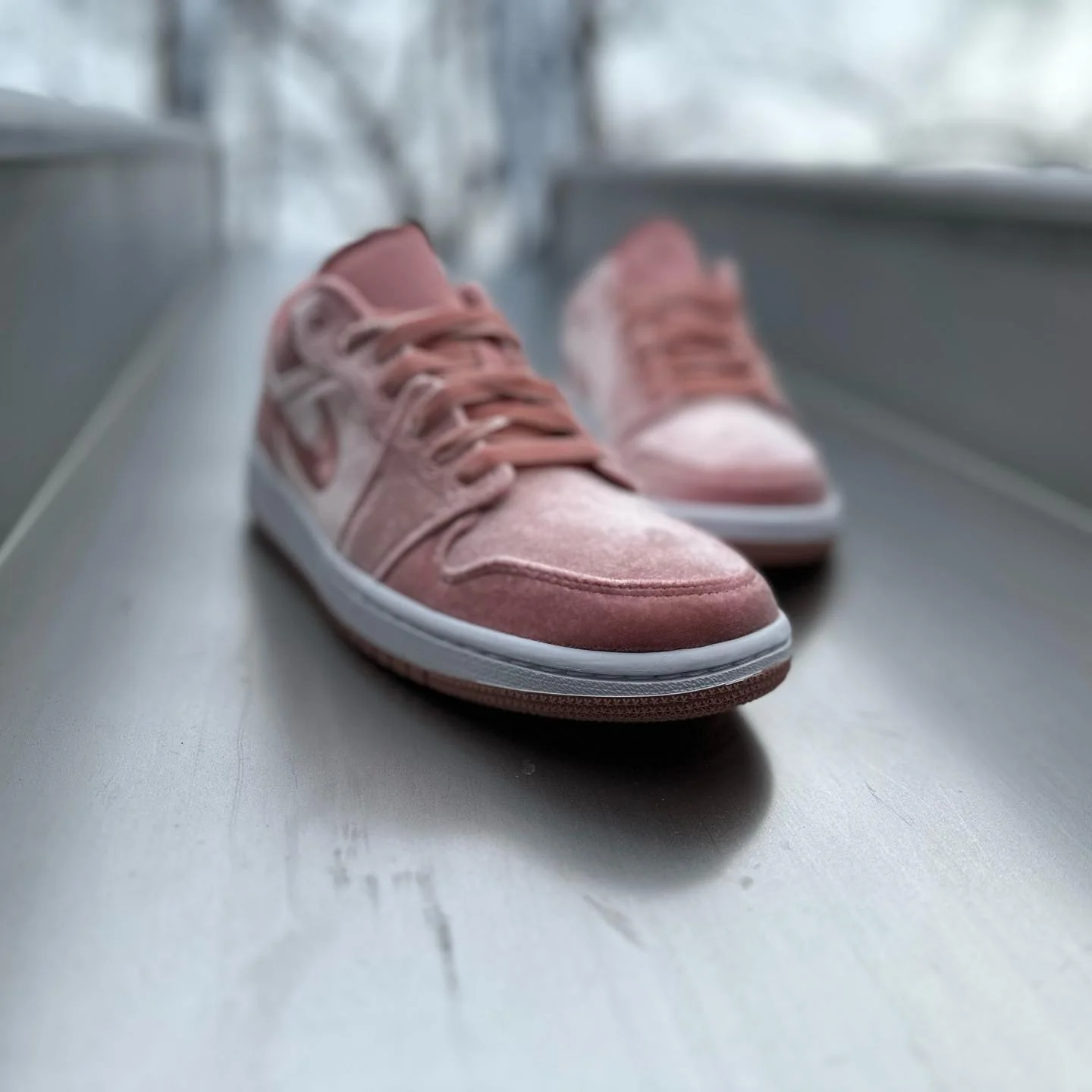 Air Jordan 1 Low SE Pink Velvet - Image 5